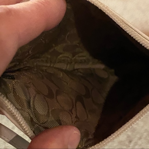 Small white coach wristlet - Picture 4 of 4